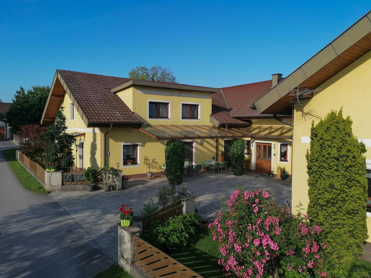 Privatzimmer Und Ferienwohnungen Leeb Persenbeug Bagian luar foto