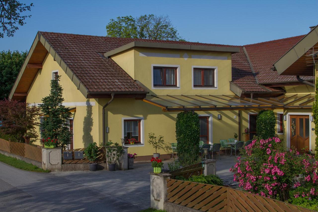 Privatzimmer Und Ferienwohnungen Leeb Persenbeug Bagian luar foto