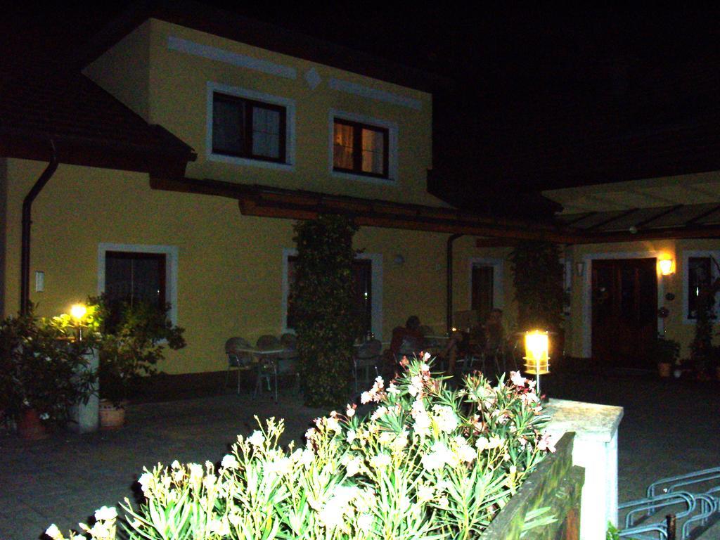 Privatzimmer Und Ferienwohnungen Leeb Persenbeug Bagian luar foto